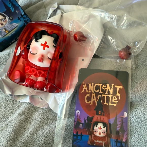 SECRET!!!!!! Ancient Castle “ Bloody Knight” Gorgeous! Discontinued series. - Picture 2 of 6